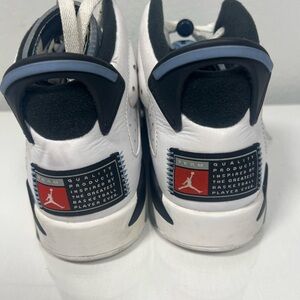 Air Jordan 4 Retro (GS) sneakers in “White/Midnight Navy" colorway.
